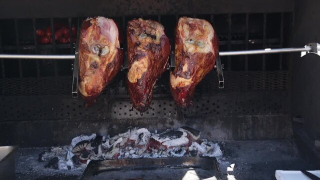 Pork shanks are turned on a spit and slowly grilled. The meat is cooked on a spit over charcoal, which gives it a characteristic aroma. Ideal for large celebrations and barbecues.