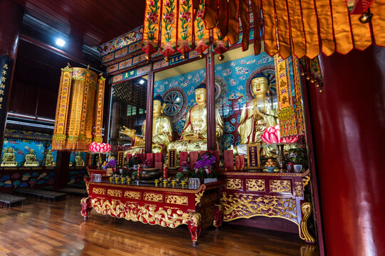 showcase with Buddhas, Wannian temple ('Temple of the ten thousand years'), Emeishan, Leshan Prefecture, Sichuan, People's Republic of China, Asia