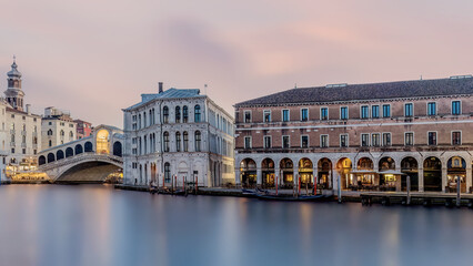 Obraz premium Rialto Bridge Venice Italy over Grand Canal. Historic landmark architecture and reflections create an iconic travel destination.