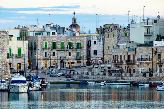 Particolare del porticciolo di Giovinazzo ( Bari , Puglia , Italia ) con cupola della basilica