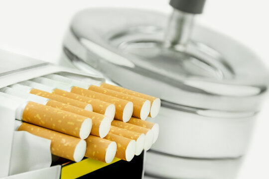 1 Schachtel Zigaretten und Aschenbecher   Cigarettes and Ashtray close up