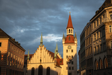 Obraz premium Historic Old Town Hall Illuminated by Evening Sun at Marienplatz in Munich, Germany