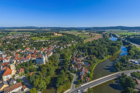 Die Marktgemeinde Schwarzenfeld im Tal der Naab im Kreis Schwandorf aus der Vogelperspektive