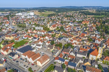 Fototapeta premium Die Marktgemeinde Schwarzenfeld im Tal der Naab im Kreis Schwandorf aus der Vogelperspektive