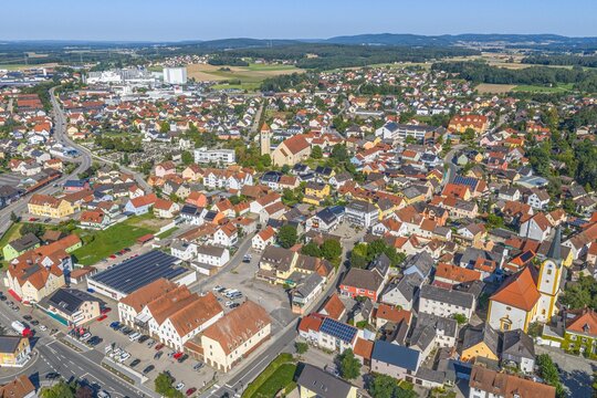 Die Marktgemeinde Schwarzenfeld im Tal der Naab im Kreis Schwandorf aus der Vogelperspektive
