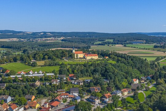 Die Marktgemeinde Schwarzenfeld im Tal der Naab im Kreis Schwandorf aus der Vogelperspektive