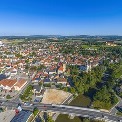 Naklejka premium Die Marktgemeinde Schwarzenfeld im Tal der Naab im Kreis Schwandorf aus der Vogelperspektive
