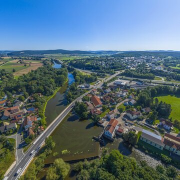 Die Marktgemeinde Schwarzenfeld im Tal der Naab im Kreis Schwandorf aus der Vogelperspektive