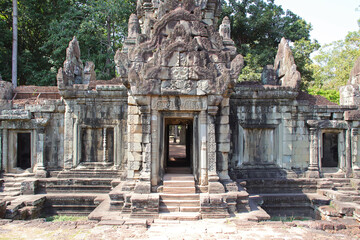 Naklejka premium gate at a ruined khmer hindu and buddhist religious complex (angkor thom) in angkor in siem reap in cambodia 