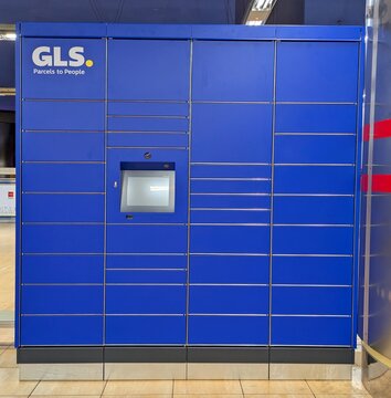 Servicio locker de GLS. Punto de recogida con buzones con pantalla t&aacute;ctil instalado en estaci&oacute;n del Metro de Madrid, Espa&ntilde;a, 22 de marzo de 2026