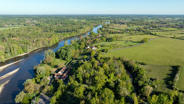 Paysage du Val d'Allier au printemps autour de la rivi&egrave;re Allier vers Chatel-de-Neuvre dans le d&eacute;partement de l'Allier