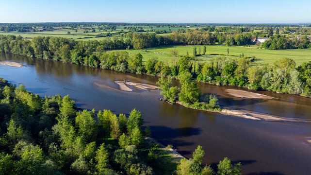 Paysage du Val d'Allier au printemps autour de la rivi&egrave;re Allier vers Chatel-de-Neuvre dans le d&eacute;partement de l'Allier