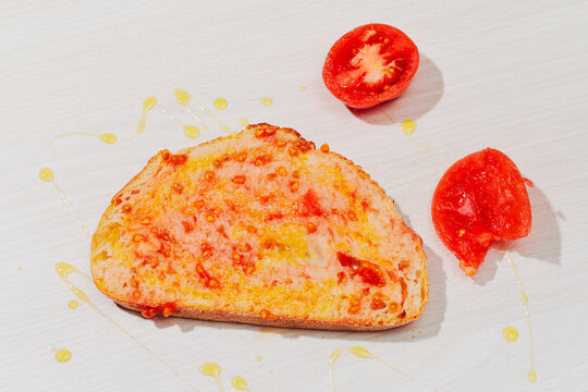 catalan pa amb tomaquet and pieces of tomato