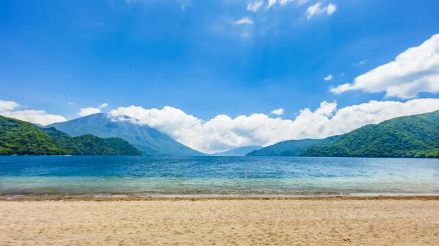 中禅寺湖、千手ヶ浜に打ち寄せる波と雲に巻かれる男体山
