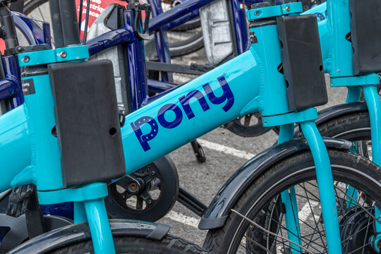 Biarritz, France - 28 avril 2026: Gros plan d'un v&eacute;lo en libre-service Pony stationn&eacute; dans une rue de Biarritz. Pony est un service fran&ccedil;ais de mobilit&eacute; partag&eacute;e via une application mobile