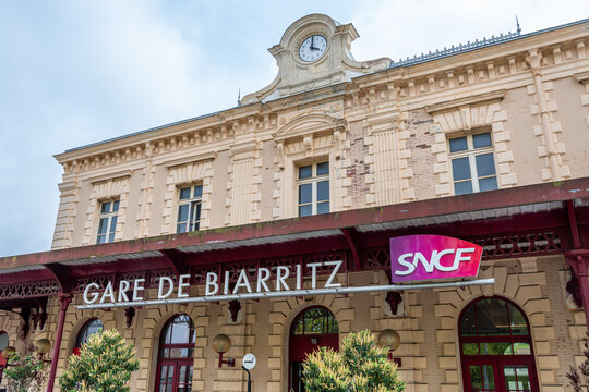Biarritz, France - 28 avril 2026: Vue ext&eacute;rieure de la gare SNCF de Biarritz (anciennement Biarritz-la-N&eacute;gresse), gare ferroviaire fran&ccedil;aise desservie par le TGV, des trains grandes lignes et des TER