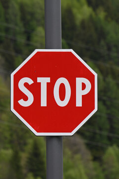 cartello stradale stop