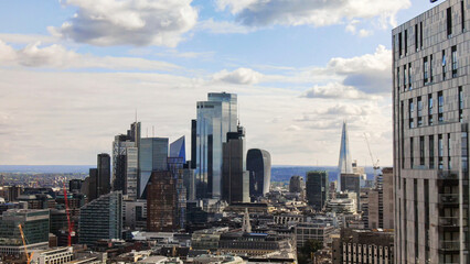 Fototapeta premium London city skyline featuring modern skyscrapers under cloudy sky