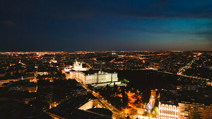 Obraz premium Madrid royal palace at night illuminating cityscape