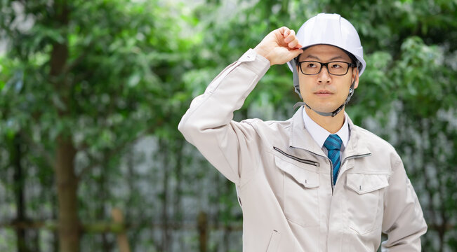 作業服を着た男性