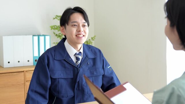 会話をする男性