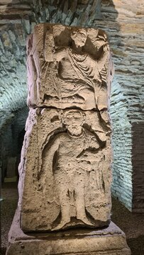 Magnifique bas-relief gallo-romain dans l'ancien scriptorium d'une abbaye bourguignonne