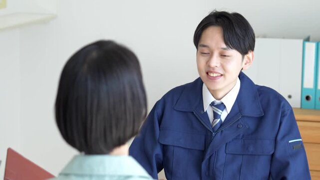 会話をする男性