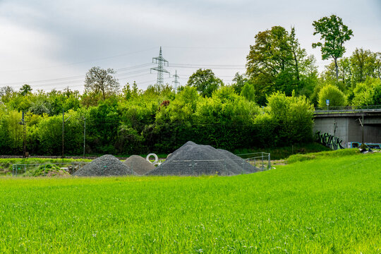 Baumaterial auf einer Wiese