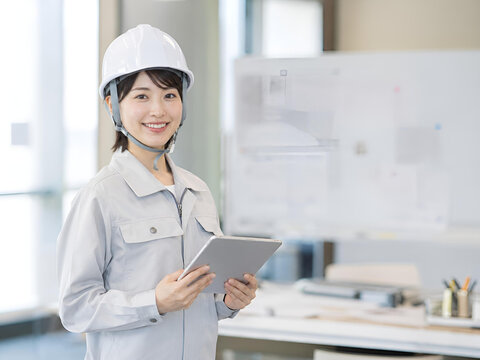 日本人女性施工管理者がタブレットを持つスマート建設とDXを表現したビジネスポートレート -生成AI