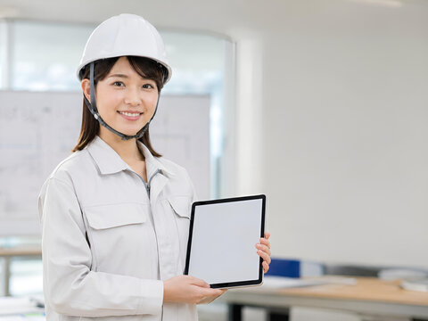 日本人女性施工管理者がタブレットを持つスマート建設とDXを表現したビジネスポートレート -生成AI