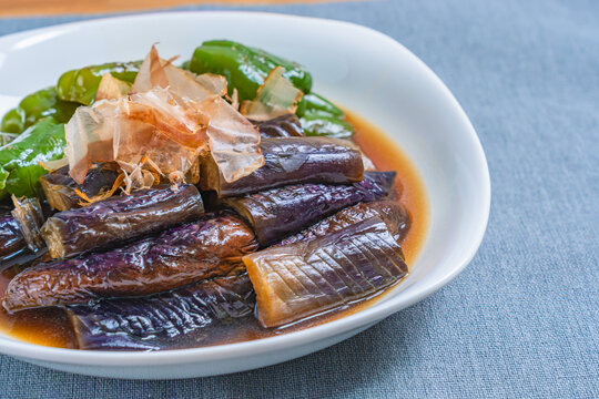 ナスとピーマンの焼き浸し 和風だしに浸した夏野菜のおかず