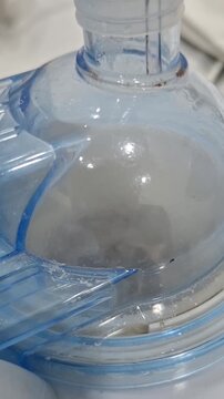 a close-up of a medical humidification chamber or nebulizer base.