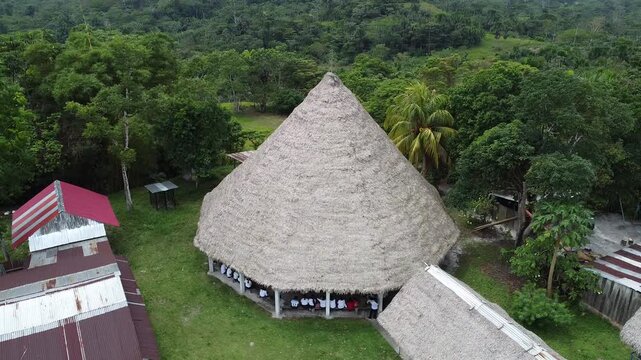 COMUNIDAD NATIVA IQUITOS PERU SELVA AMAZONICA RIO AMAZONAS VERDE DRONE TOMA AEREA