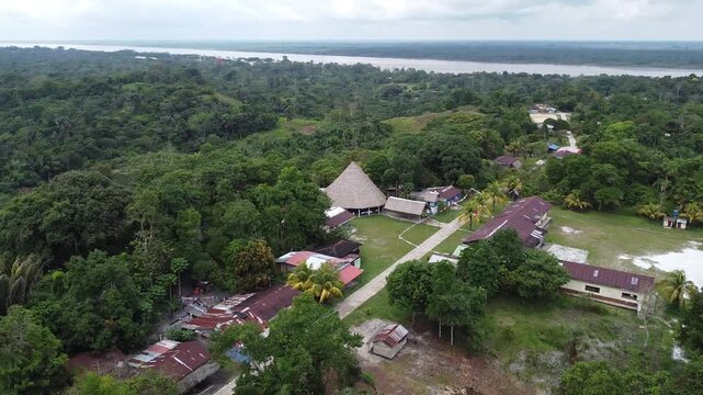 COMUNIDAD NATIVA IQUITOS PERU SELVA AMAZONICA RIO AMAZONAS VERDE DRONE TOMA AEREA