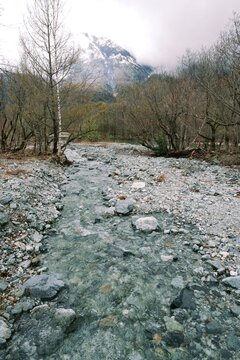 上高地 透き通った梓川の清流 森の中の青い水とゴツゴツした岩