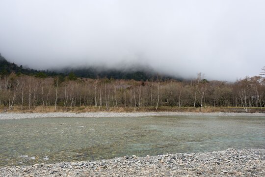 上高地 梓川の清流 曇り空 横側から