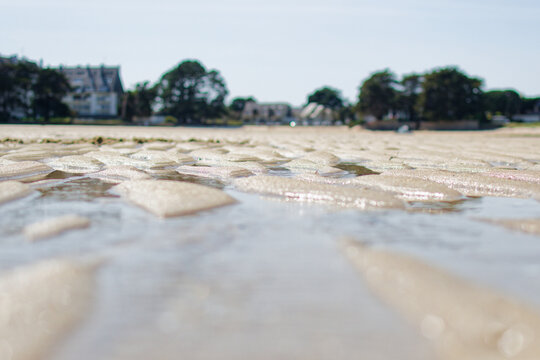 La plage de Carnac offre 2 km de sable fin et des eaux cristallines. Id&eacute;ale pour les familles et le nautisme, elle fait face &agrave; la baie de Quiberon sous le soleil de Bretagne. Un pur paradis c&ocirc;tier !