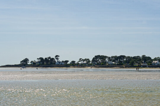 La plage de Carnac offre 2 km de sable fin et des eaux cristallines. Id&eacute;ale pour les familles et le nautisme, elle fait face &agrave; la baie de Quiberon sous le soleil de Bretagne. Un pur paradis c&ocirc;tier !