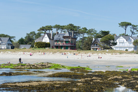 Grande Plage de Carnac :2 km de sable fin bord&eacute;s de villas Belle &Eacute;poque. Id&eacute;ale pour la baignade et les loisirs nautiques, elle offre une vue imprenable sur la baie de Quiberon