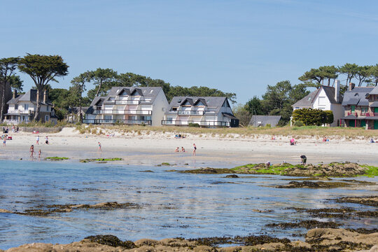 Grande Plage de Carnac :2 km de sable fin bord&eacute;s de villas Belle &Eacute;poque. Id&eacute;ale pour la baignade et les loisirs nautiques, elle offre une vue imprenable sur la baie de Quiberon