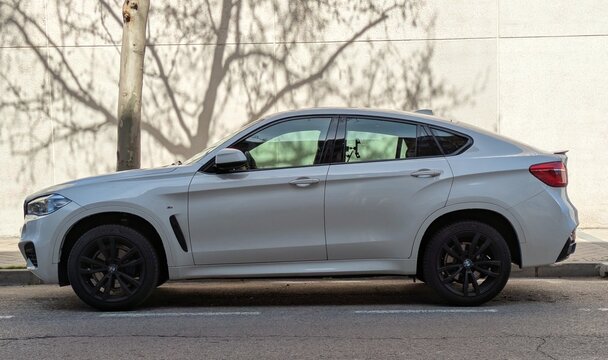 Vista lateral de un autom&oacute;vil BMW X6 aparcado en una calle de Madrid, Espa&ntilde;a, 23 de marzo de 2026