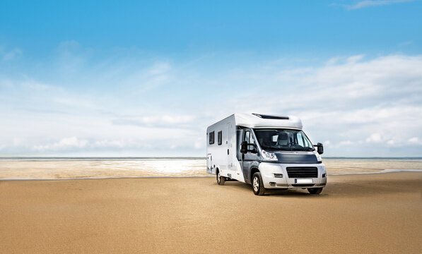 Camper an einem Sandstrand am Meer