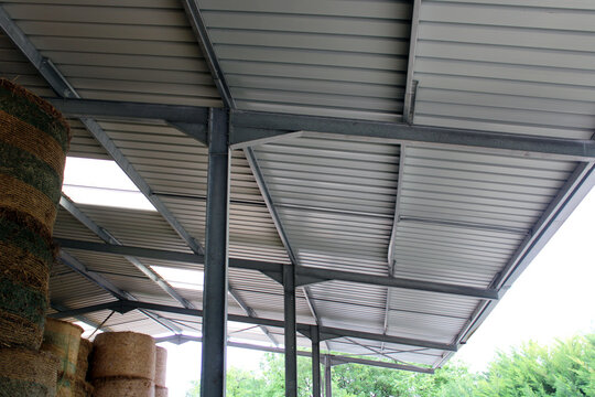 Charpente m&eacute;tallique sur hangar, b&acirc;timent, panneaux sandwich isolants couverture toiture