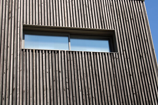 Bardage en bois sur la fa&ccedil;ade de la maison, et menuiserie fen&ecirc;tre format panoramique moderne horizontal coulissant
