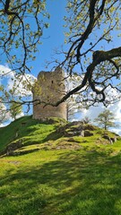 L'une des anciennes tours de la forteresse de Crozant vue depuis les arbres une belle journée de printemps (Limousin) © Arnaud