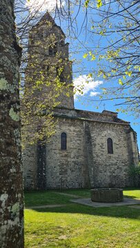 L&rsquo;ancienne abbatiale Saint-Pierre d&rsquo;Uzerche vue depuis les arbres un bel apr&egrave;s-midi de printemps (Limousin) 