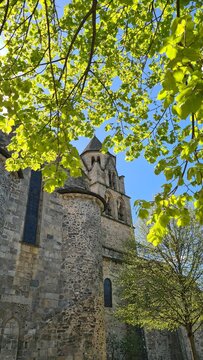 Le clocher de l&rsquo;ancienne abbatiale Saint-Pierre d&rsquo;Uzerche vu depuis les arbres un bel apr&egrave;s-midi de printemps (Limousin) 