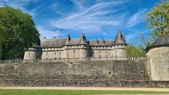 Le ch&acirc;teau de Pompadour vu depuis la route un bel apr&egrave;s-midi de printemps (Limousin)