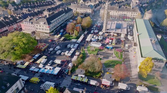 Vol au dessus du march&eacute; de Saint-L&ocirc; dans la Manche en Normandie