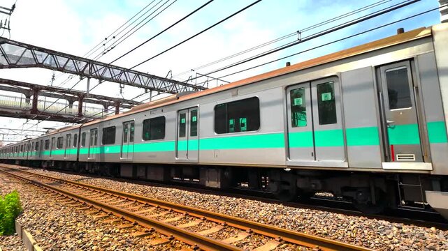 JR常磐線・地下鉄千代田線直通仕様のE233系